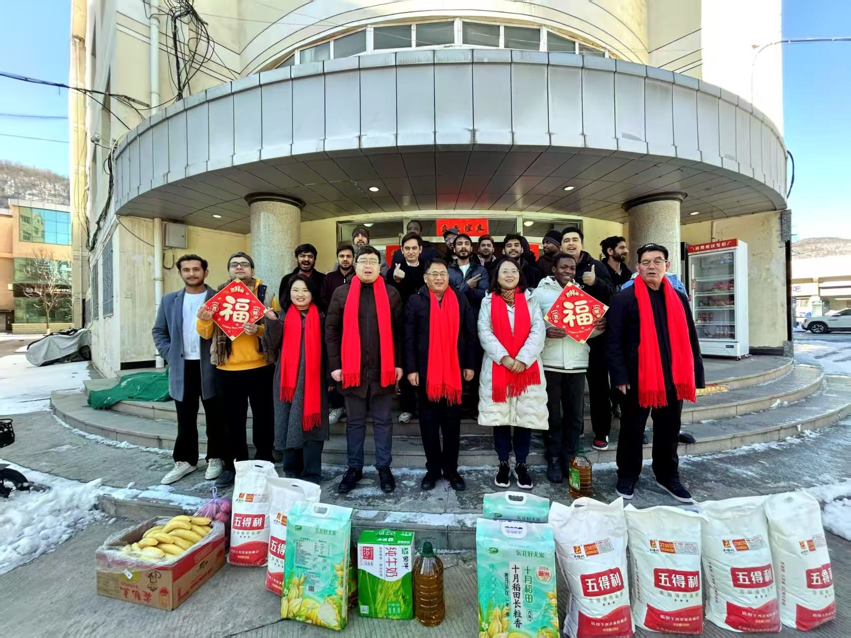 吕磊副校长春节前夕看望慰问值班职工和在校留学生