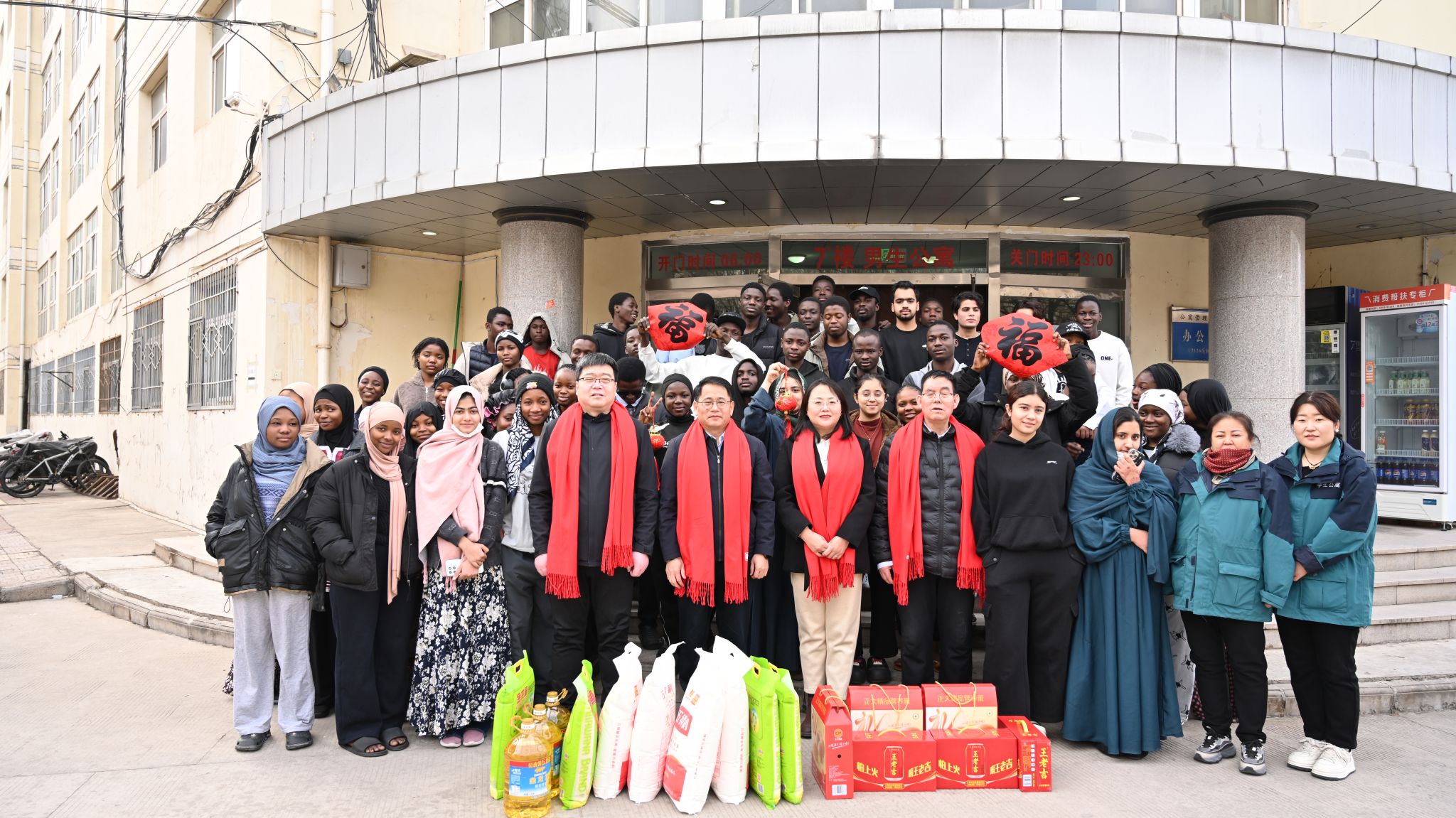 吕磊副校长春节前夕看望慰问值班职工和在校留学生